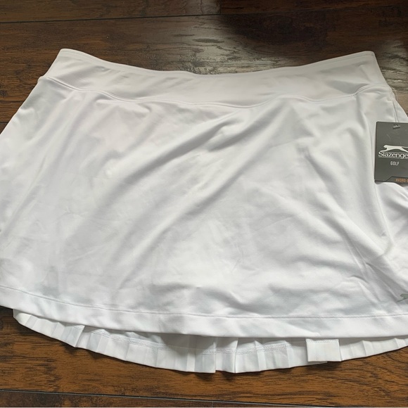 NWT SLAZENGER Women's Tech Pleated White 15" Golf Skort. - Picture 4 of 11